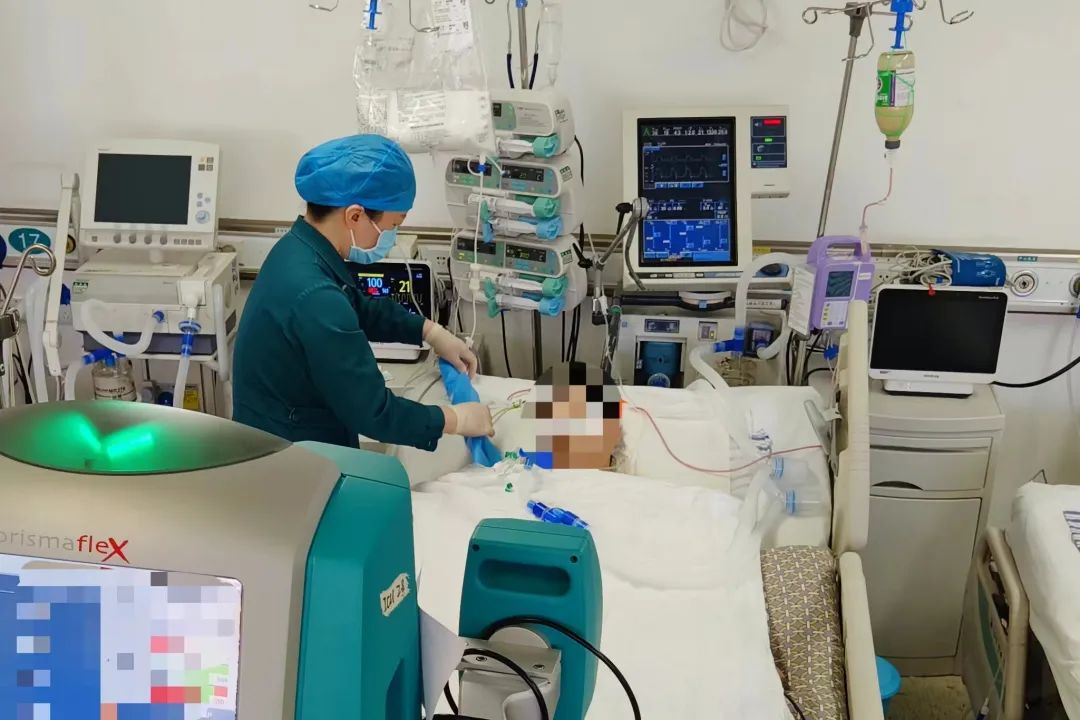 Ch&agrave;ng trai 26 tuổi suy thận cấp, phải hồi sức t&iacute;ch cực suốt 60 ng&agrave;y- Ảnh 1.