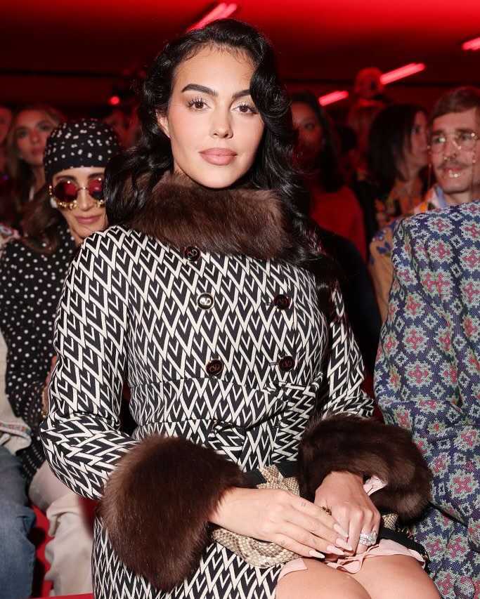 Vợ sắp cưới của Ronaldo - Georgina Rodriguez visual cực đỉnh, body đồng hồ c&aacute;t diện bikini mới "bỏng mắt" - Ảnh 6.