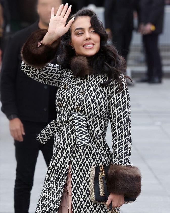 Vợ sắp cưới của Ronaldo - Georgina Rodriguez visual cực đỉnh, body đồng hồ c&aacute;t diện bikini mới "bỏng mắt" - Ảnh 7.