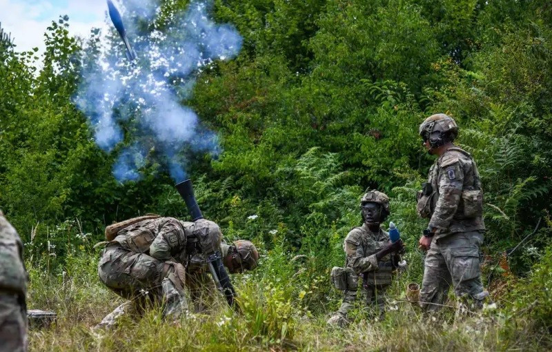 EU kh&ocirc;ng thể hỗ trợ Ukraine ngăn chặn 800 ngh&igrave;n qu&acirc;n Nga - Ảnh 1.