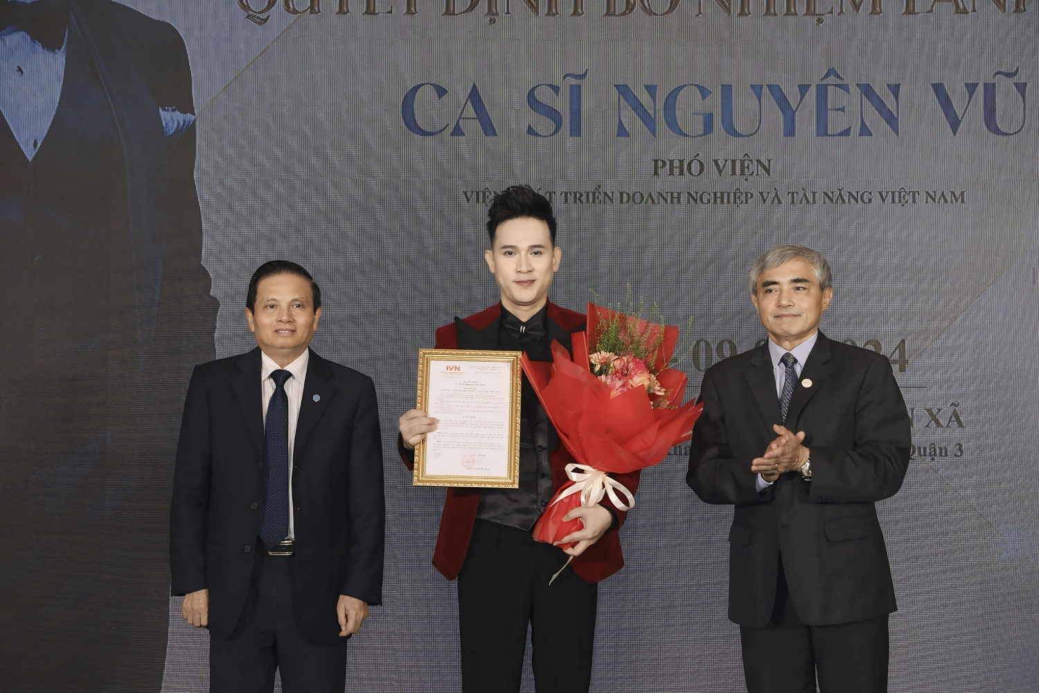 Nam ca sĩ lên chức Viện phó, thỉnh thoảng chốt đơn một căn nhà, 50 tuổi rất giàu nhưng chưa vợ con - Ảnh 1. Nam ca sĩ lên chức Viện phó, thỉnh thoảng chốt đơn một căn nhà, 50 tuổi rất giàu nhưng chưa vợ con - Ảnh 1.