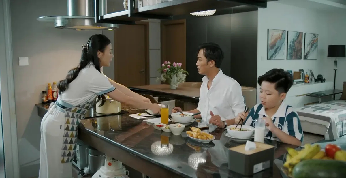 Phương Oanh trên phim tất bật nấu ăn, chăm chồng không khác gì ngoài đời - Ảnh 1.