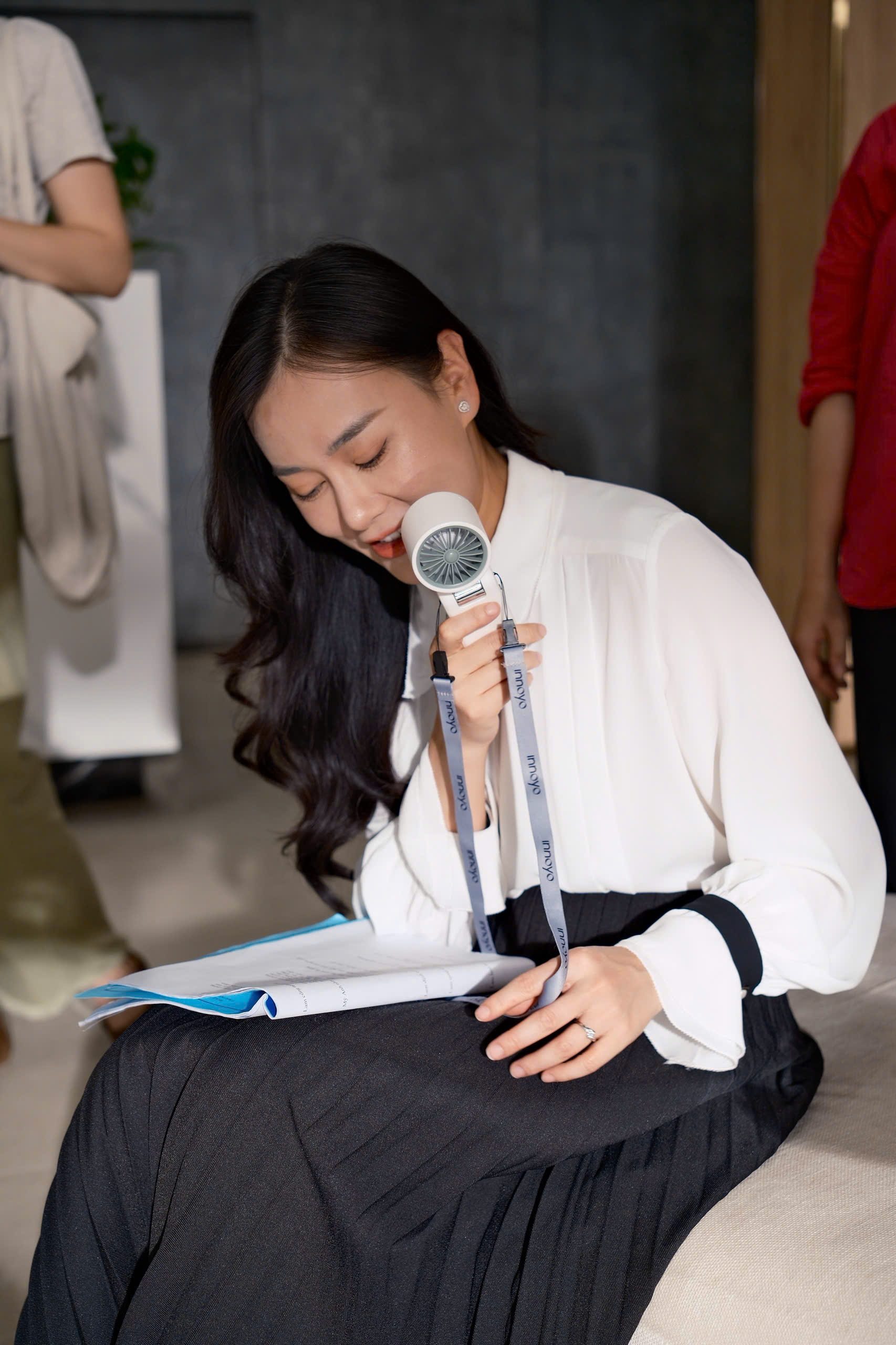 Phương Oanh trên phim tất bật nấu ăn, chăm chồng không khác gì ngoài đời - Ảnh 2.