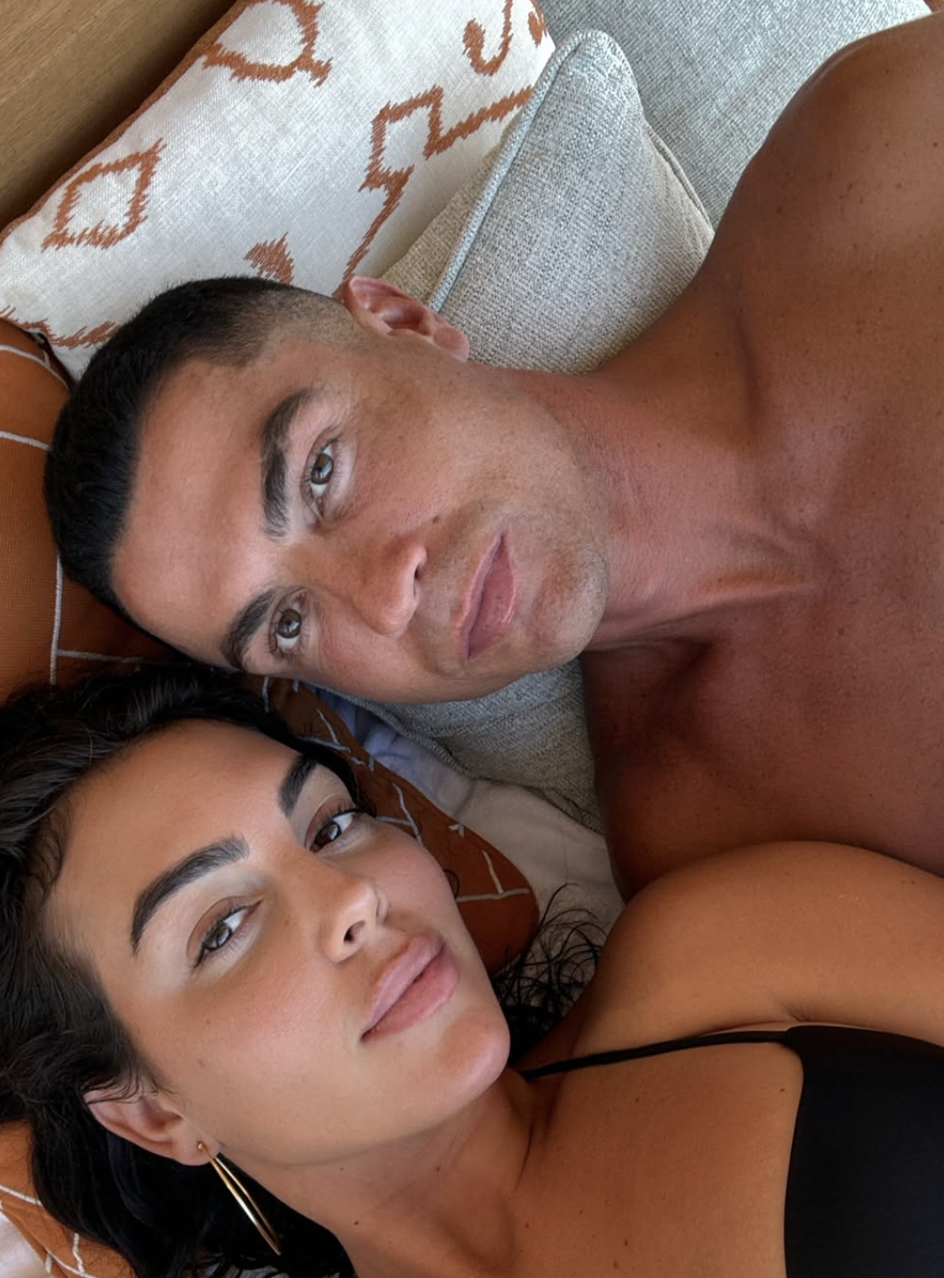 Vợ sắp cưới của Ronaldo - Georgina Rodriguez visual cực đỉnh, body đồng hồ c&aacute;t diện bikini mới "bỏng mắt" - Ảnh 10.