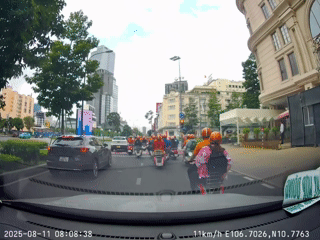 Hơn 10 người mặc áo cam vượt đèn đỏ ngay giao lộ ở TP HCM - Ảnh 1.