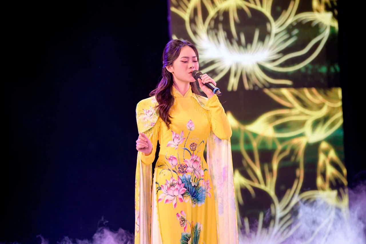 Mai Chi - nữ ca sĩ 17 tuổi, người Hải Phòng: "Âm nhạc đến với tôi từ khi còn trong bụng mẹ" - Ảnh 4. Mai Chi - nữ ca sĩ 17 tuổi, người Hải Phòng: "Âm nhạc đến với tôi từ khi còn trong bụng mẹ" - Ảnh 4.