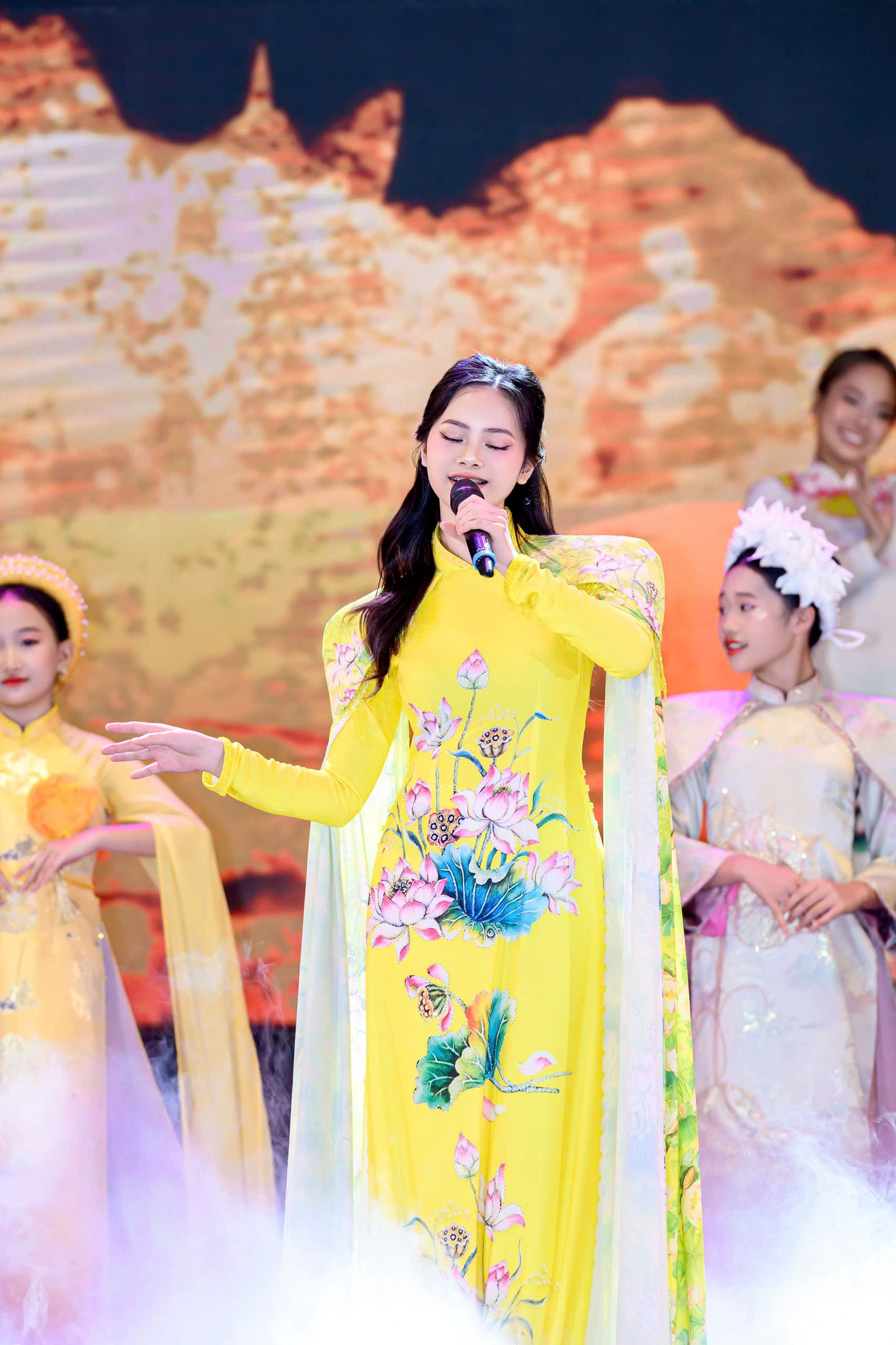 Mai Chi - nữ ca sĩ 17 tuổi, người Hải Phòng: "Âm nhạc đến với tôi từ khi còn trong bụng mẹ" - Ảnh 3. Mai Chi - nữ ca sĩ 17 tuổi, người Hải Phòng: "Âm nhạc đến với tôi từ khi còn trong bụng mẹ" - Ảnh 3.
