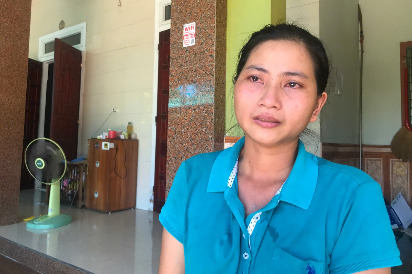 Người vợ vui mừng đón chồng tại ngọai sau án 6 năm vì bán gà lôi trắng - Ảnh 2.