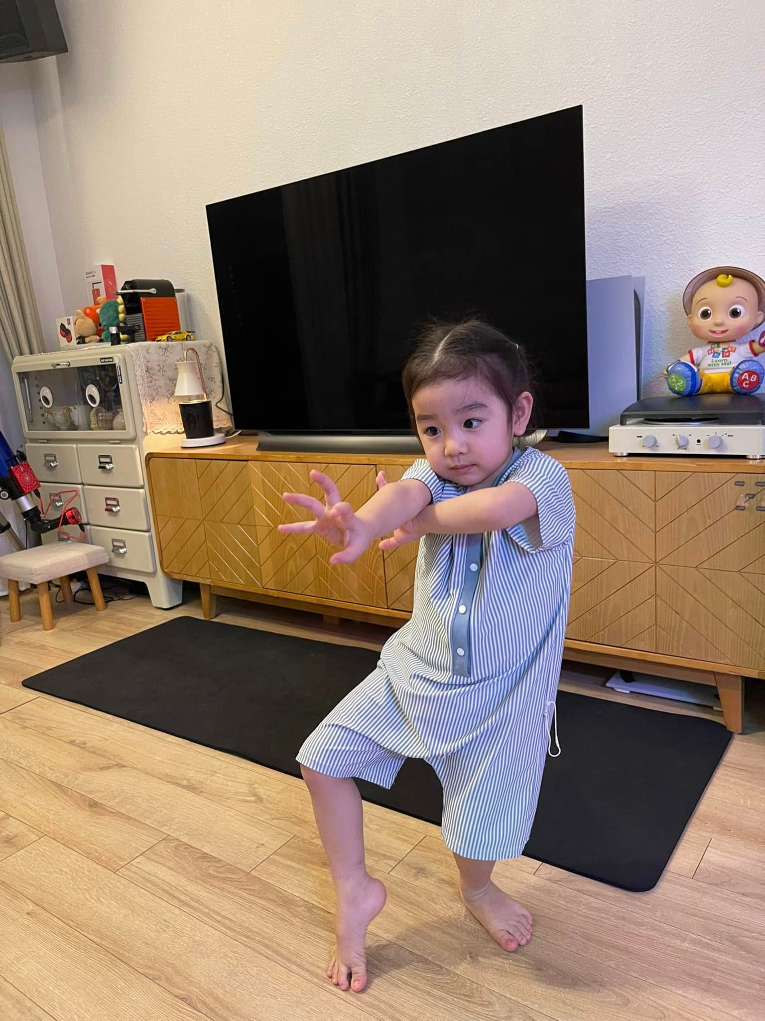 Bé Bún - con gái hot mom Nam Thương: Nhỏ xíu mà lắm chiêu, vừa xinh vừa "mặn mòi" hết phần thiên hạ- Ảnh 24.