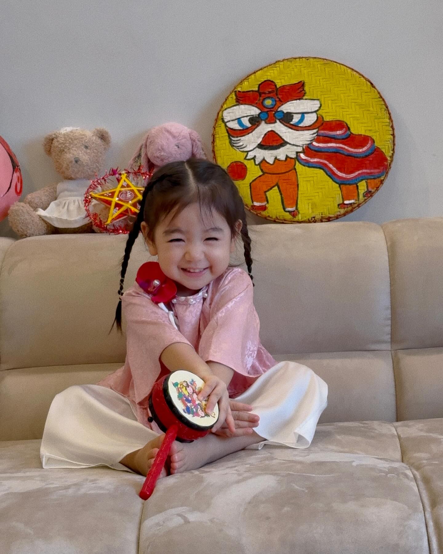 Bé Bún - con gái hot mom Nam Thương: Nhỏ xíu mà lắm chiêu, vừa xinh vừa "mặn mòi" hết phần thiên hạ- Ảnh 26.