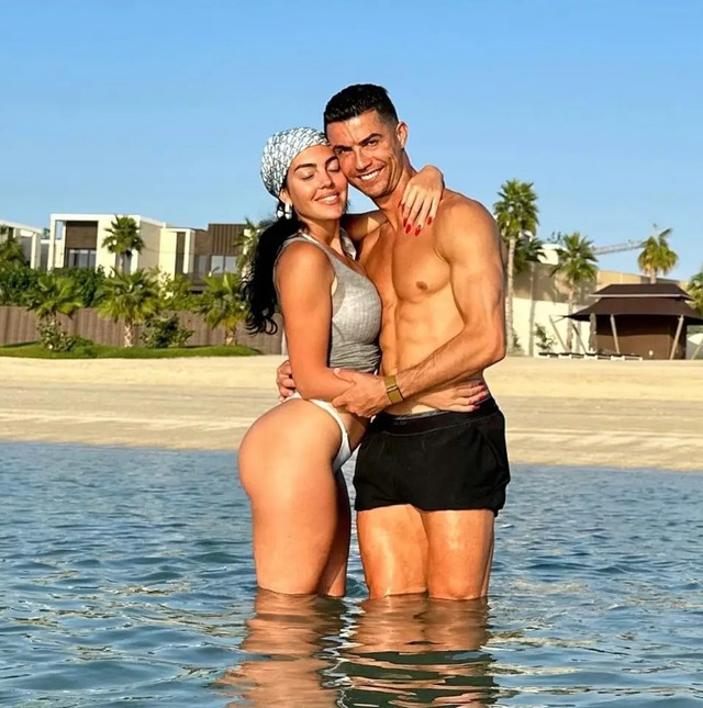 Tình yêu cổ tích của Ronaldo và Georgina: Tình yêu cổ tích của Ronaldo và Georgina: