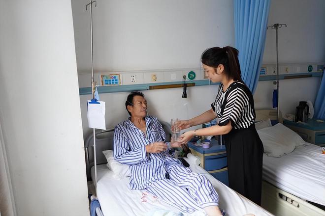 Khi chia tài sản, bố để lại hết cho anh cả, tôi chẳng được gì nhưng đến khi ốm nặng, ông lại nằng nặc đòi tôi về chăm- Ảnh 1.