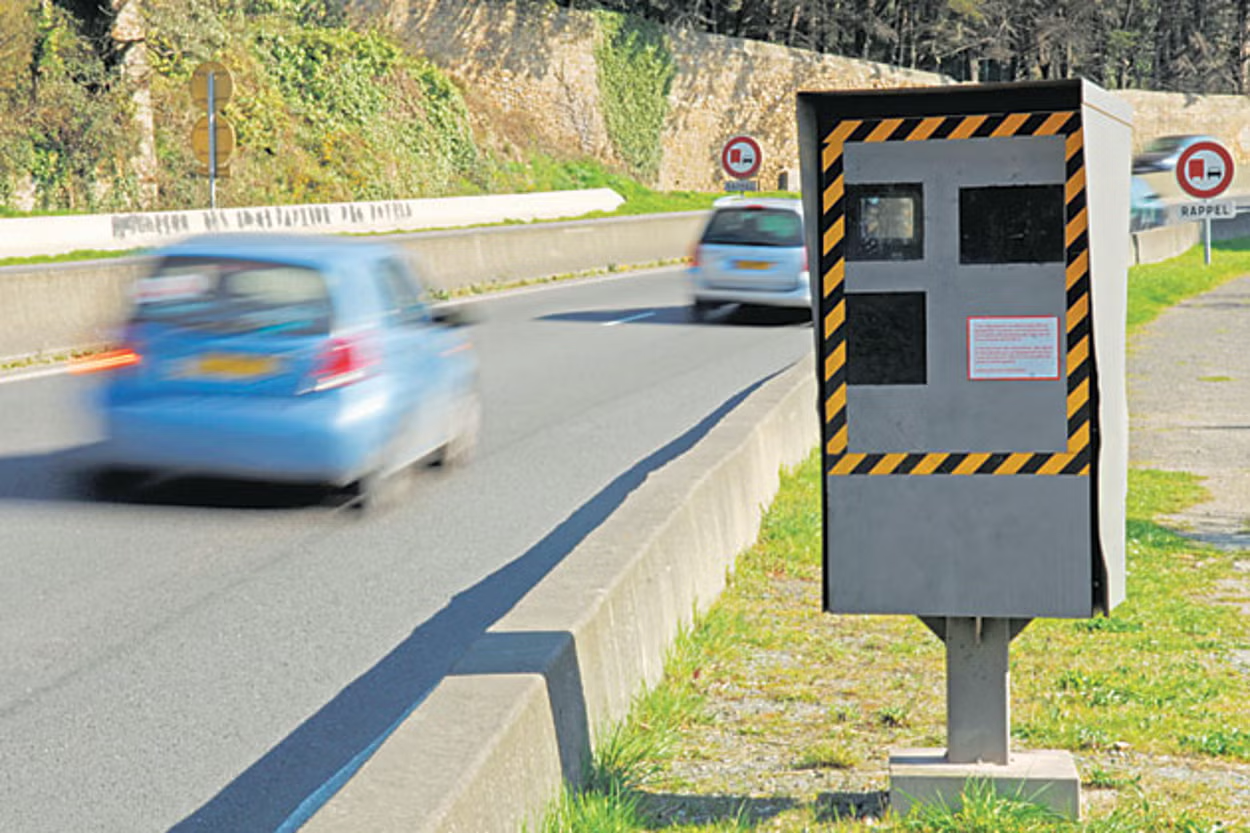 L&aacute;i xe qu&aacute; tốc độ, t&agrave;i xế bị phạt gần 3 tỷ đồng - Ảnh 1.