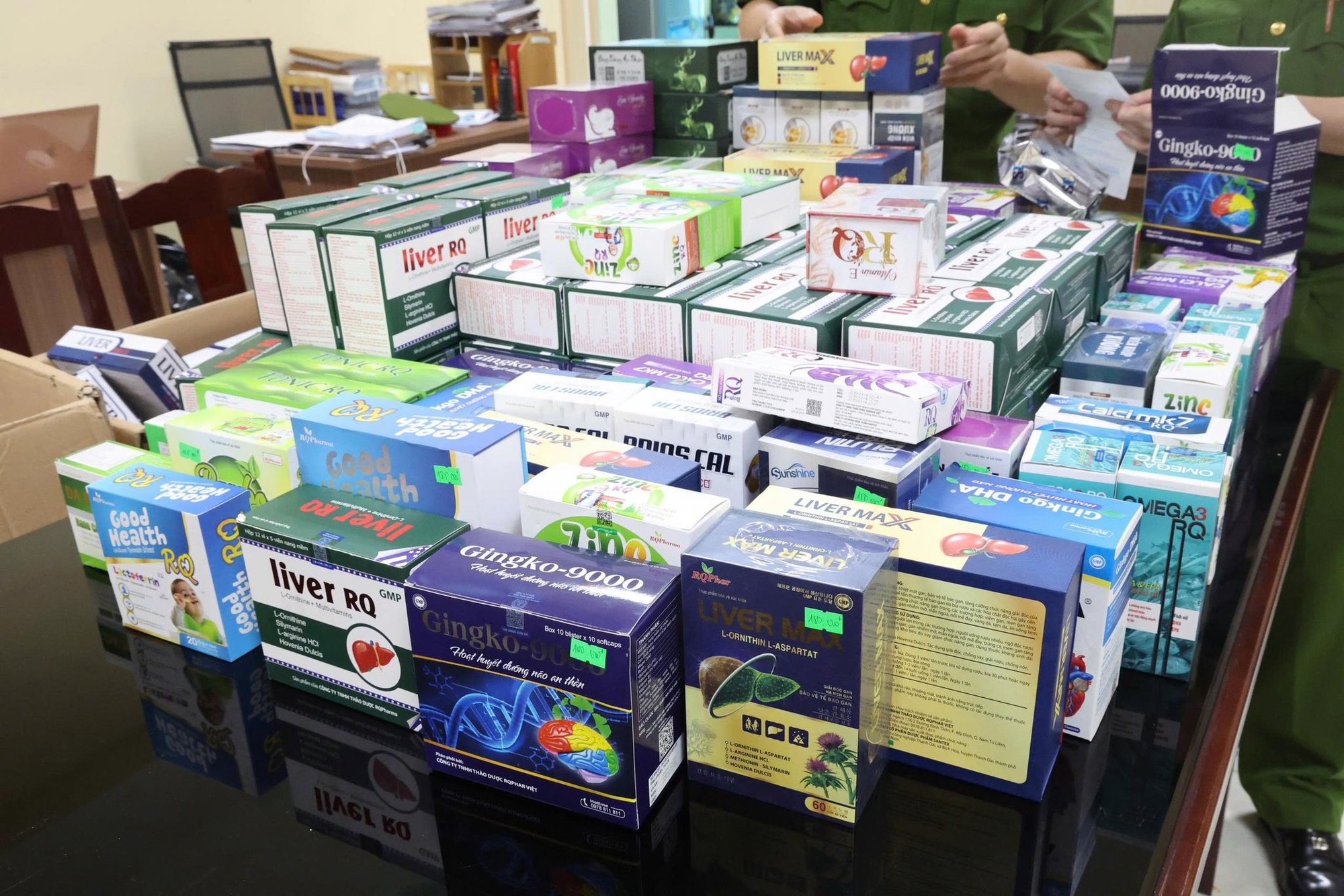 Khám xét công ty dược phẩm của giám đốc Lê Văn Hiếu, phát hiện 12 triệu viên thực phẩm chức năng giả- Ảnh 5. Khám xét công ty dược phẩm của giám đốc Lê Văn Hiếu, phát hiện 12 triệu viên thực phẩm chức năng giả- Ảnh 5.