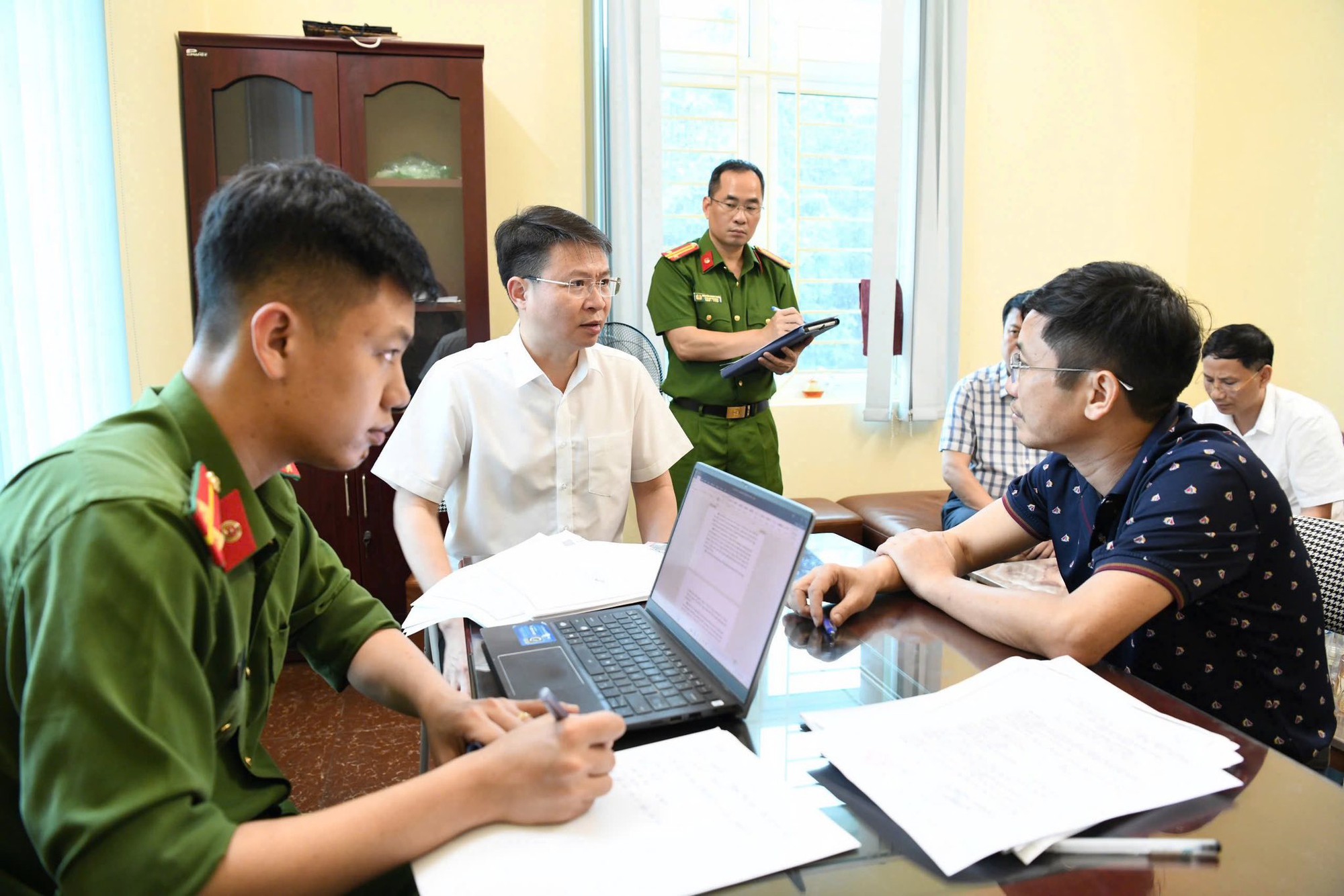 Khám xét công ty dược phẩm của giám đốc Lê Văn Hiếu, phát hiện 12 triệu viên thực phẩm chức năng giả- Ảnh 4. Khám xét công ty dược phẩm của giám đốc Lê Văn Hiếu, phát hiện 12 triệu viên thực phẩm chức năng giả- Ảnh 4.