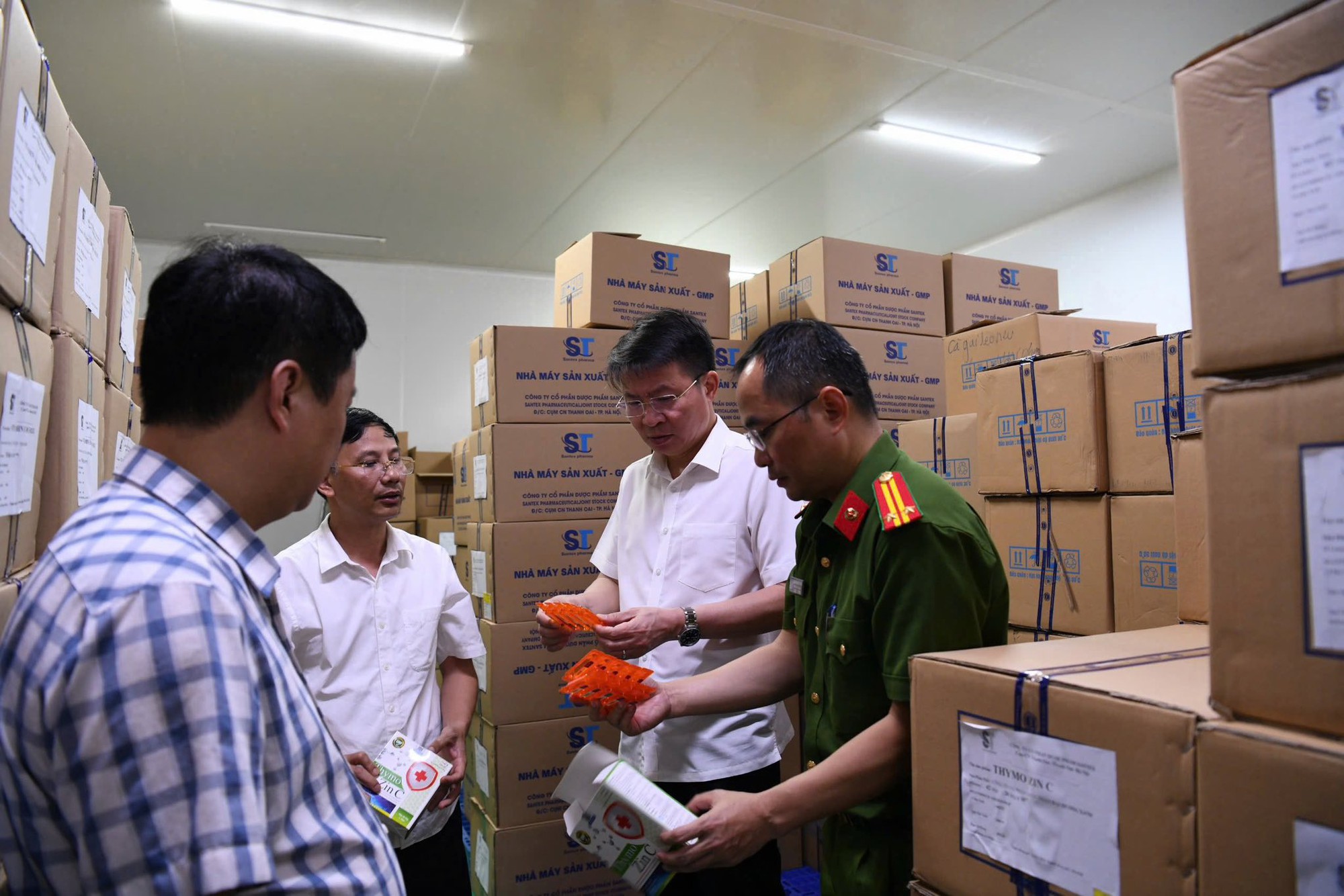 Khám xét công ty dược phẩm của giám đốc Lê Văn Hiếu, phát hiện 12 triệu viên thực phẩm chức năng giả- Ảnh 2. Khám xét công ty dược phẩm của giám đốc Lê Văn Hiếu, phát hiện 12 triệu viên thực phẩm chức năng giả- Ảnh 2.