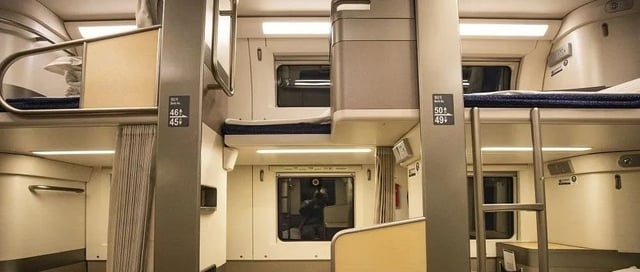 Chuyến tàu 2 tầng đi đêm, chạy 250km/giờ, du khách nhận xét: Như khách sạn di động - Ảnh 2.