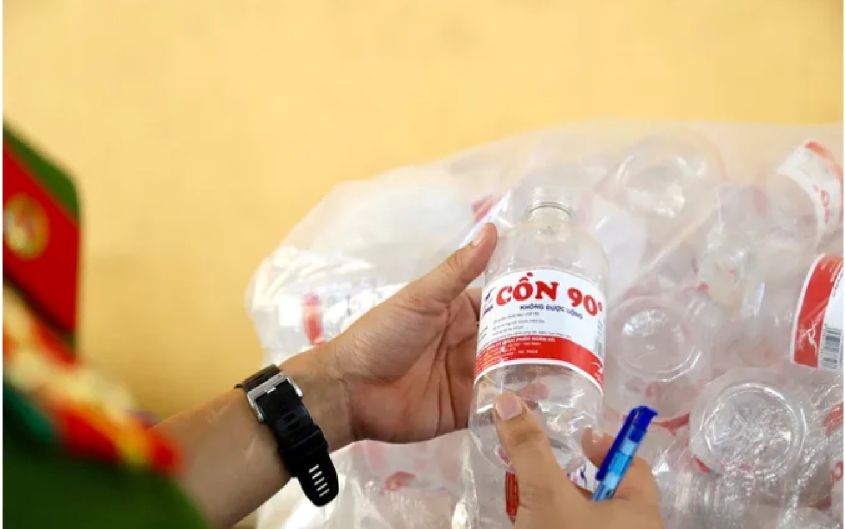 Khởi tố tổng giám đốc công ty vật tư y tế sản xuất, buôn bán cồn giả- Ảnh 1. Khởi tố tổng giám đốc công ty vật tư y tế sản xuất, buôn bán cồn giả- Ảnh 1.