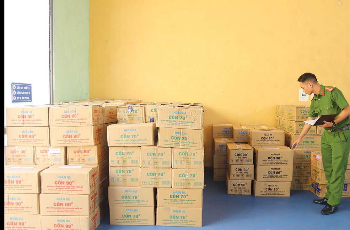 Khởi tố tổng giám đốc công ty vật tư y tế sản xuất, buôn bán cồn giả- Ảnh 2. Khởi tố tổng giám đốc công ty vật tư y tế sản xuất, buôn bán cồn giả- Ảnh 2.