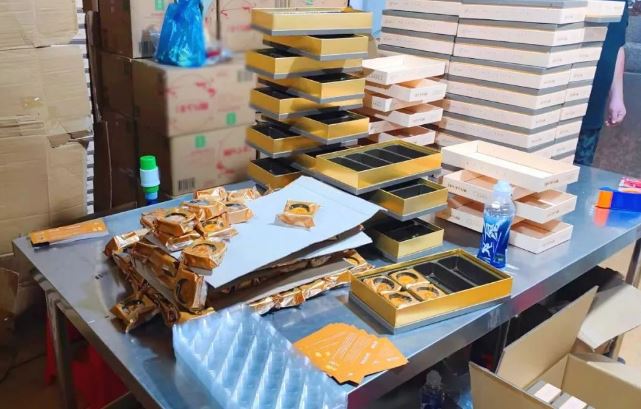Đột kích kho hàng bánh trung thu giả ở Trung Quốc , tịch thu 20 . 000 Hộp nhái lớn - Ảnh 1.
