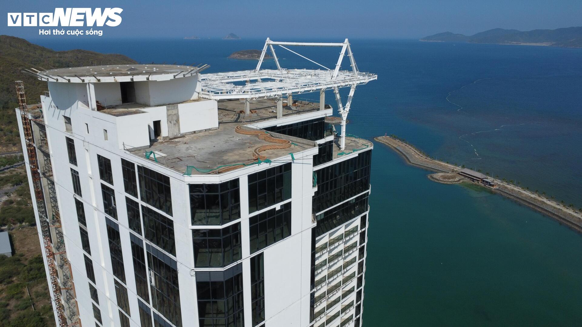 Cảnh hoang tàn tại cao ốc nghìn tỷ bên vịnh Nha Trang sau 4 năm chậm tiến độ - Ảnh 4.