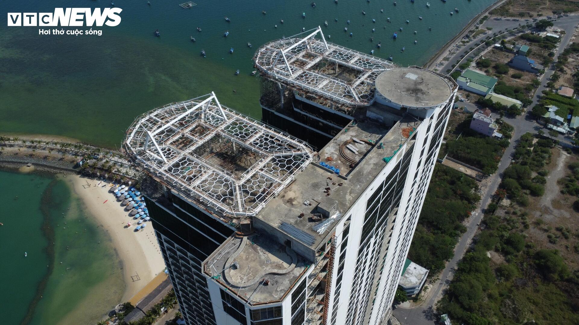 Cảnh hoang tàn tại cao ốc nghìn tỷ bên vịnh Nha Trang sau 4 năm chậm tiến độ - Ảnh 14.