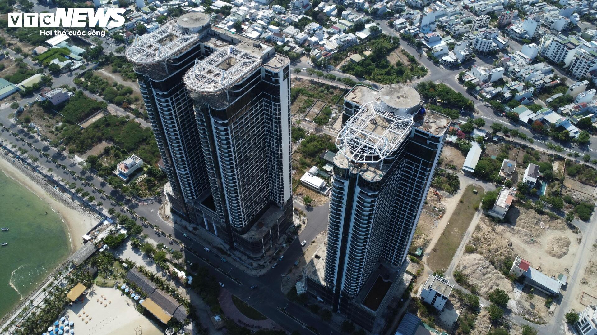 Cảnh hoang tàn tại cao ốc nghìn tỷ bên vịnh Nha Trang sau 4 năm chậm tiến độ - Ảnh 2.