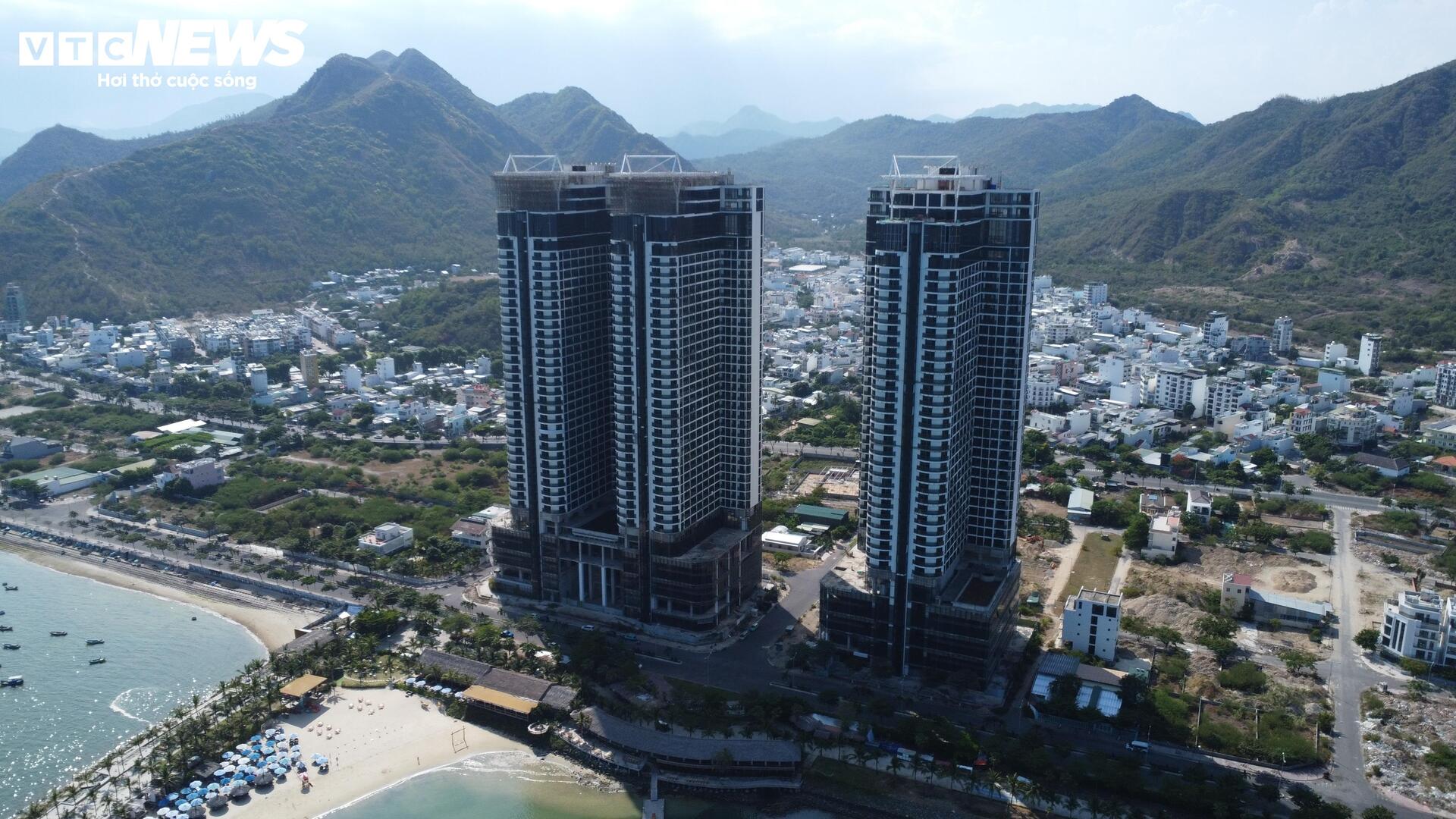 Cảnh hoang tàn tại cao ốc nghìn tỷ bên vịnh Nha Trang sau 4 năm chậm tiến độ - Ảnh 1.