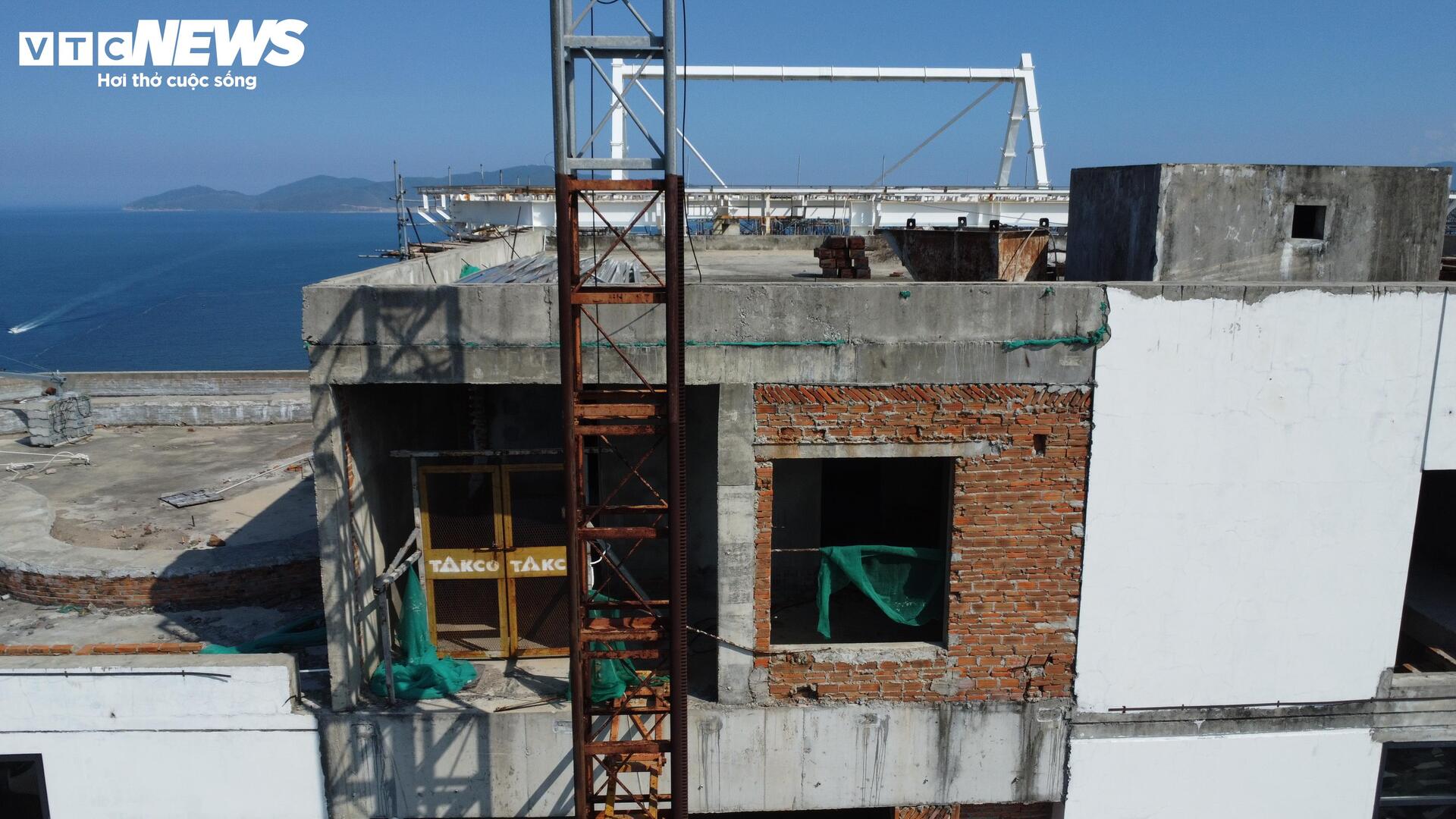 Cảnh hoang tàn tại cao ốc nghìn tỷ bên vịnh Nha Trang sau 4 năm chậm tiến độ - Ảnh 7.