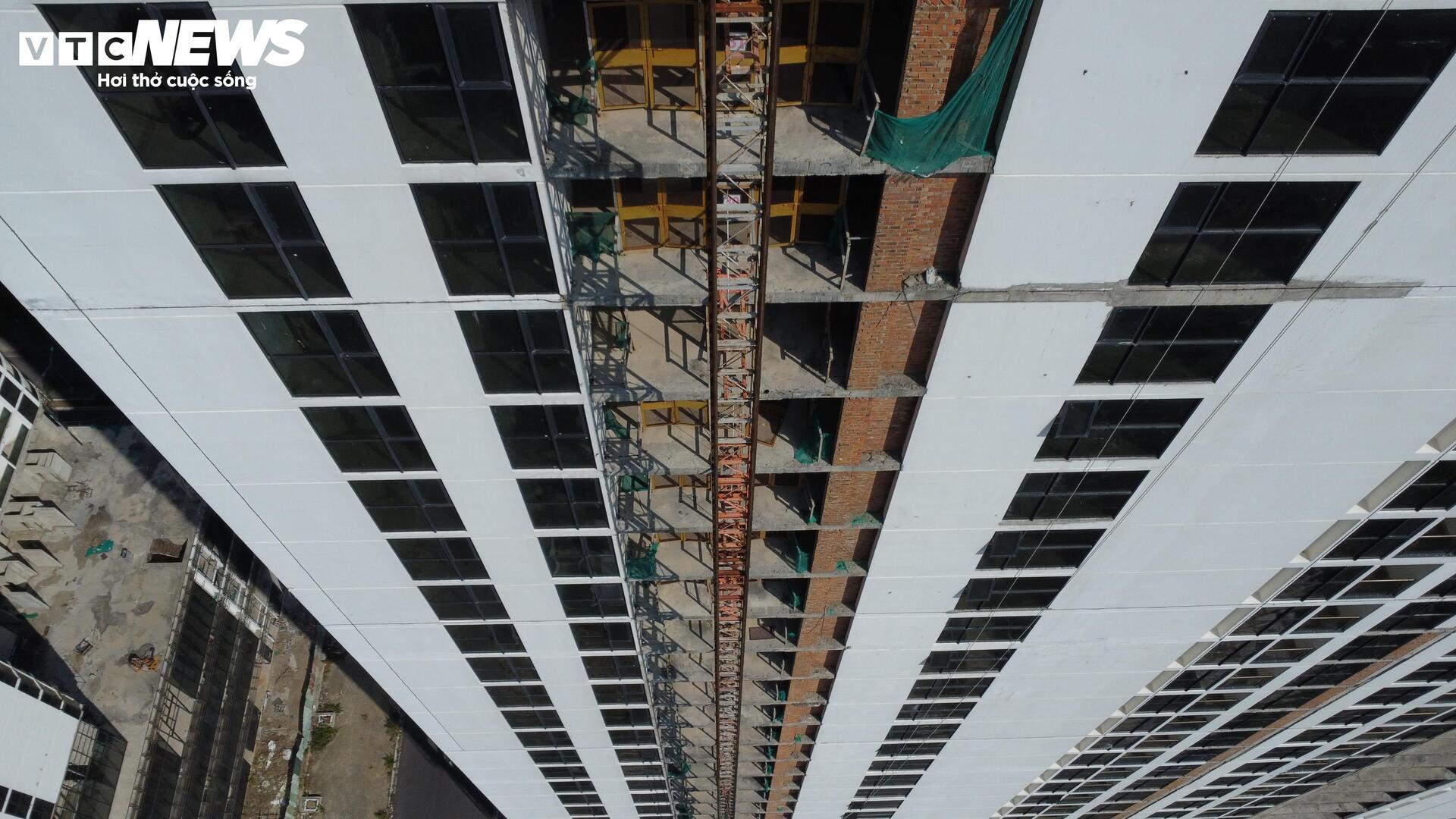 Cảnh hoang tàn tại cao ốc nghìn tỷ bên vịnh Nha Trang sau 4 năm chậm tiến độ - Ảnh 5.