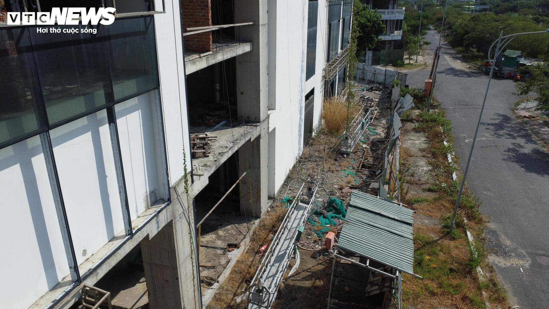 Cảnh hoang tàn tại cao ốc nghìn tỷ bên vịnh Nha Trang sau 4 năm chậm tiến độ - Ảnh 12.