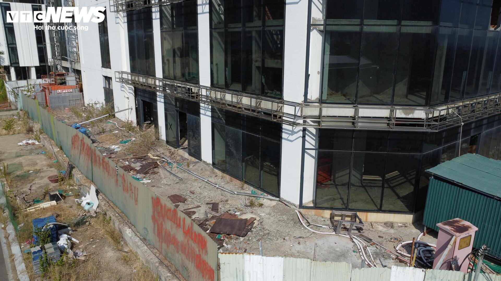 Cảnh hoang tàn tại cao ốc nghìn tỷ bên vịnh Nha Trang sau 4 năm chậm tiến độ - Ảnh 9.