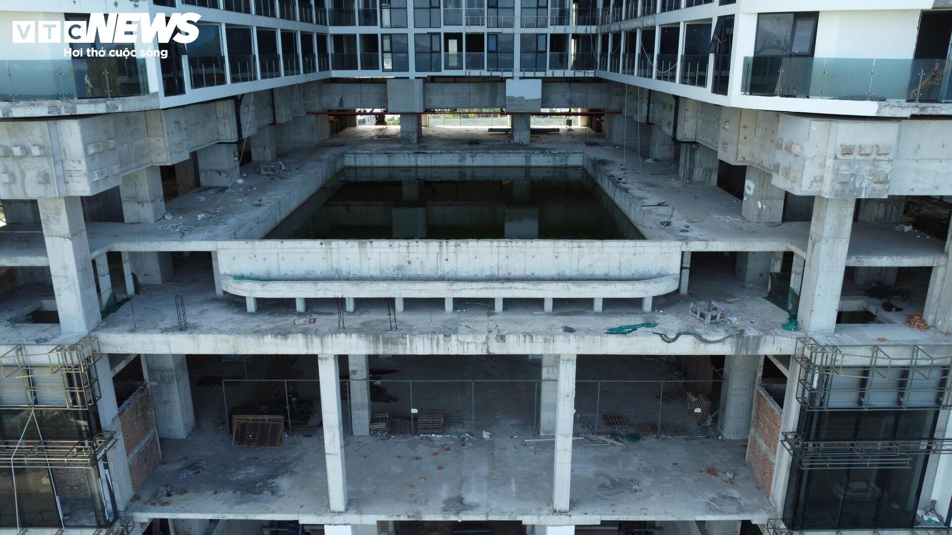 Cảnh hoang tàn tại cao ốc nghìn tỷ bên vịnh Nha Trang sau 4 năm chậm tiến độ - Ảnh 15.