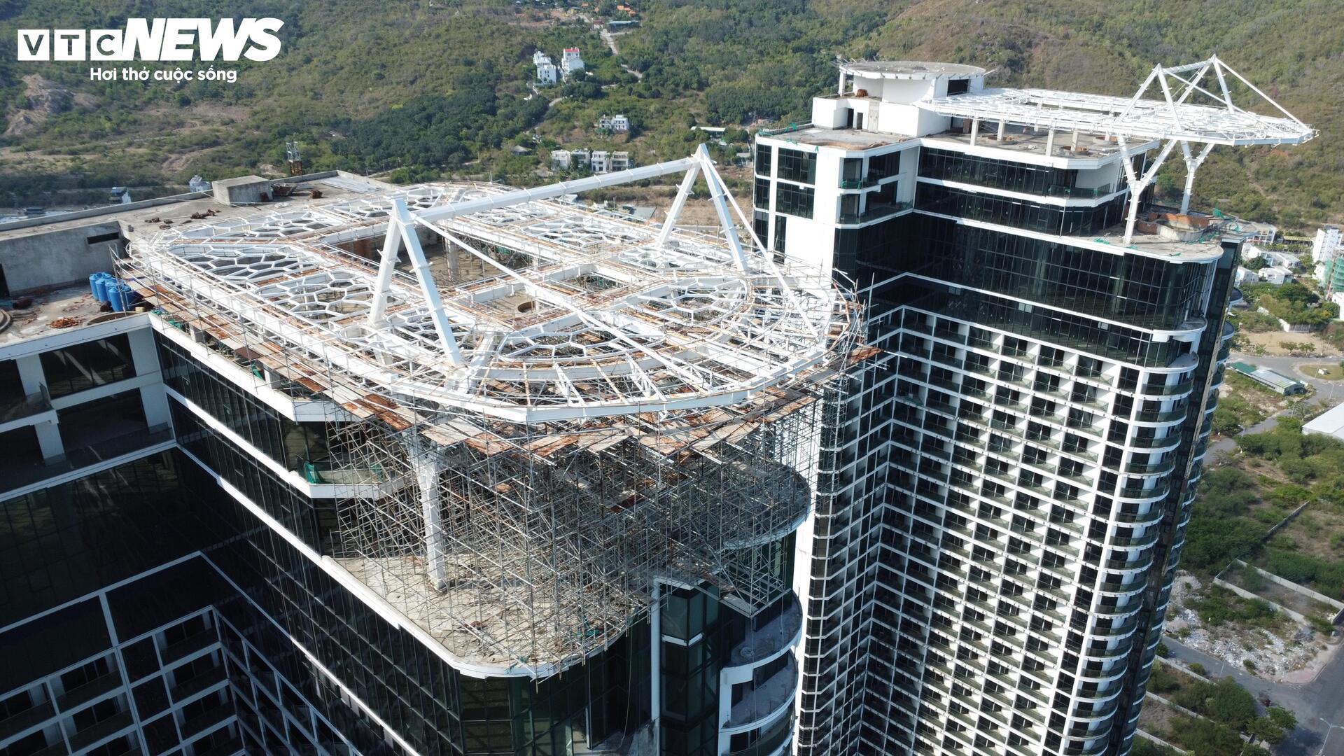 Cảnh hoang tàn tại cao ốc nghìn tỷ bên vịnh Nha Trang sau 4 năm chậm tiến độ - Ảnh 3.