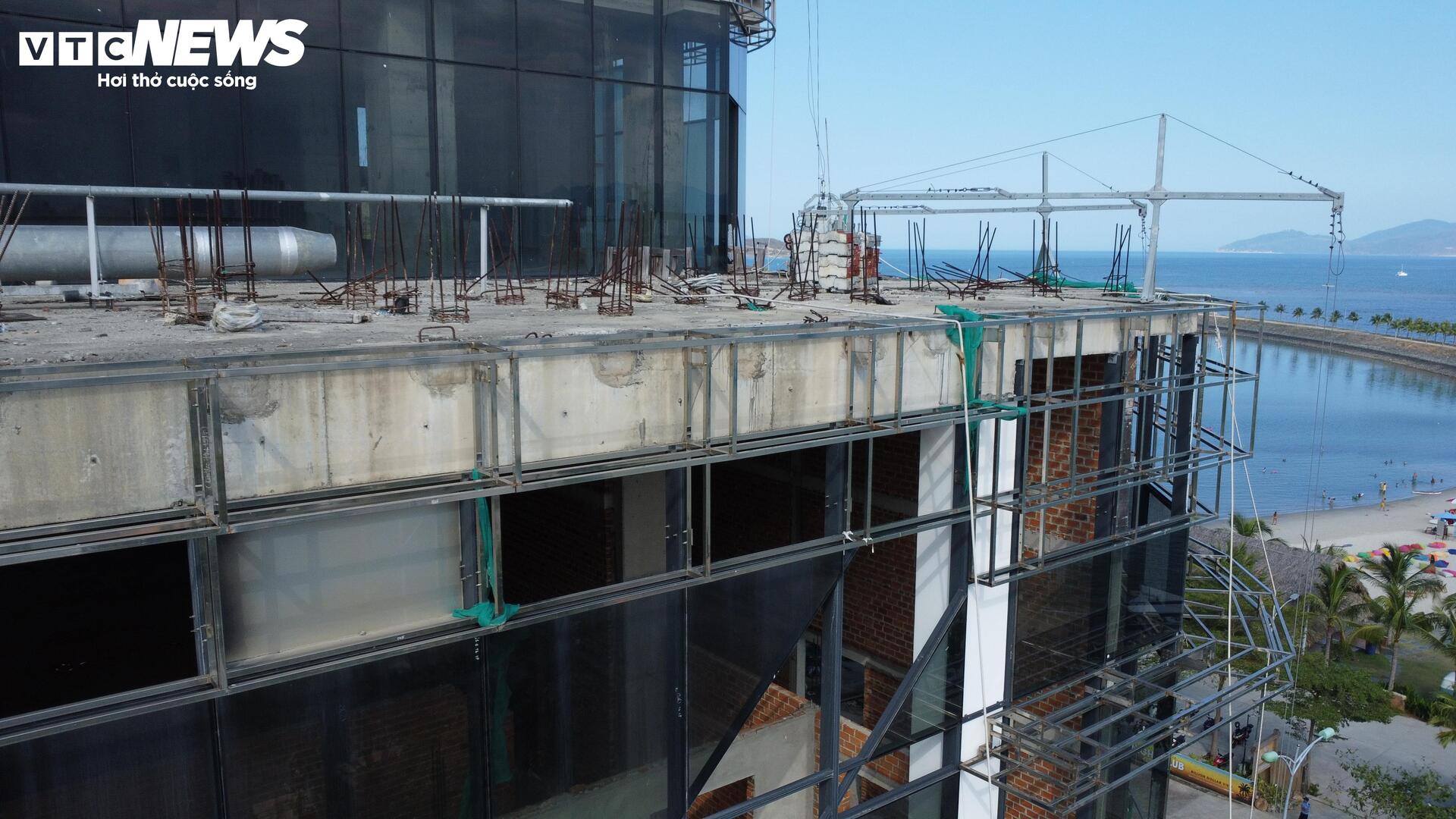 Cảnh hoang tàn tại cao ốc nghìn tỷ bên vịnh Nha Trang sau 4 năm chậm tiến độ - Ảnh 8.
