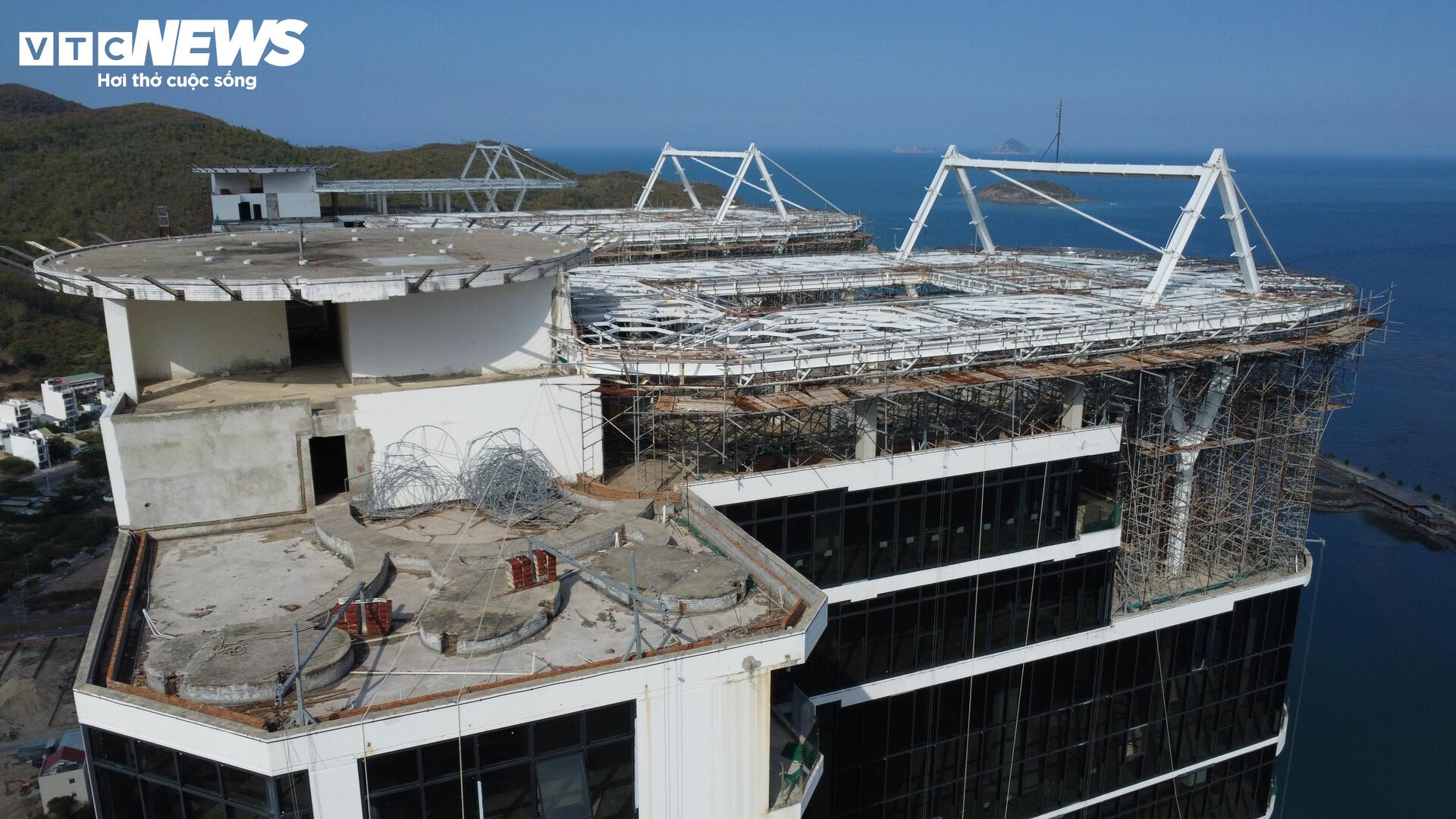 Cảnh hoang tàn tại cao ốc nghìn tỷ bên vịnh Nha Trang sau 4 năm chậm tiến độ - Ảnh 10.