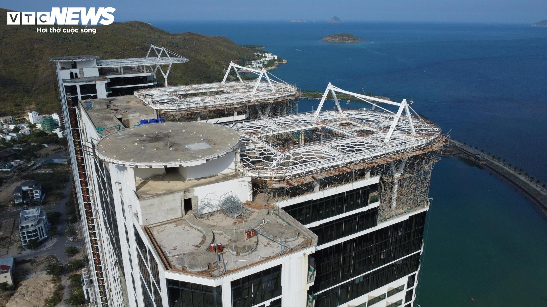 Cảnh hoang tàn tại cao ốc nghìn tỷ bên vịnh Nha Trang sau 4 năm chậm tiến độ - Ảnh 11.