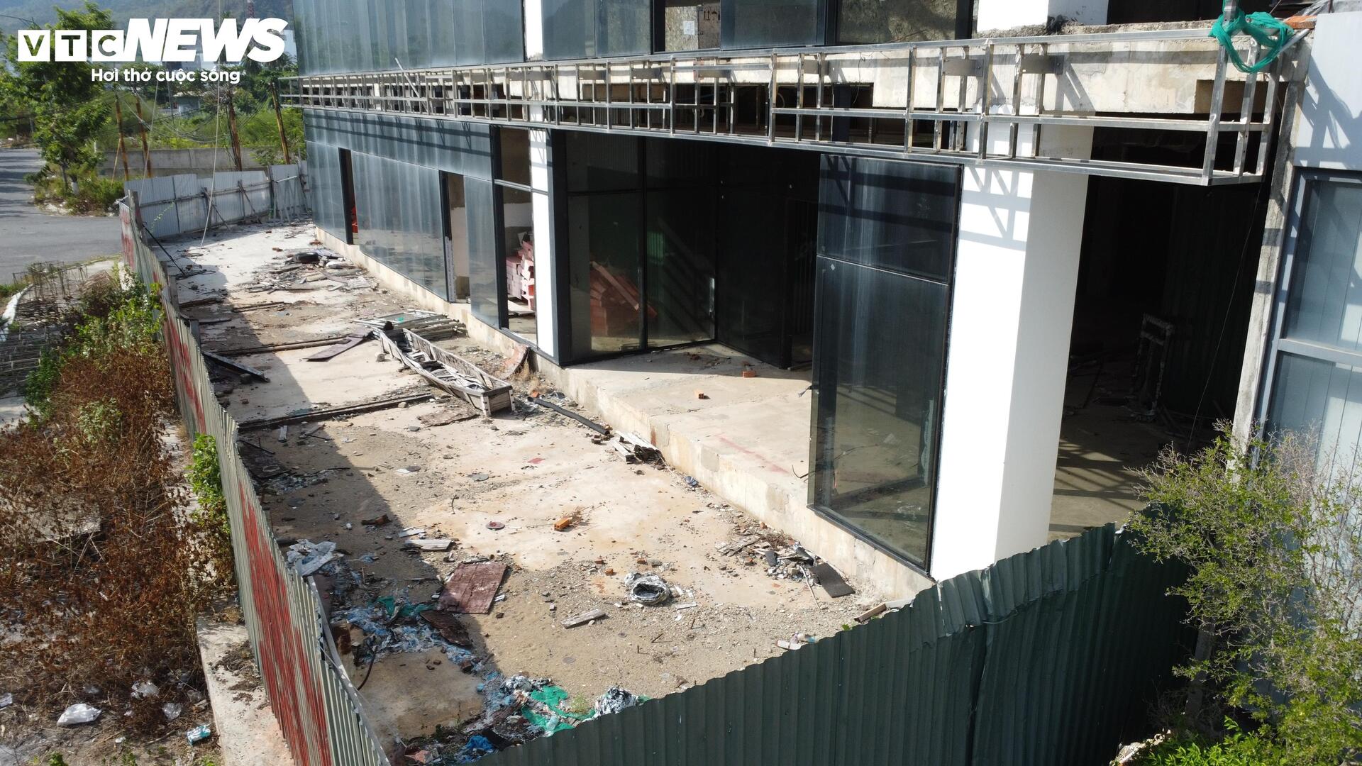 Cảnh hoang tàn tại cao ốc nghìn tỷ bên vịnh Nha Trang sau 4 năm chậm tiến độ - Ảnh 6.