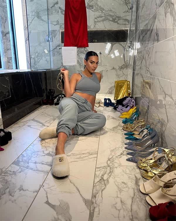 Georgina đòi mua túi xách hàng hiệu liền bị Ronaldo thẳng thừng từ chối, phản ứng của nàng WAGs khiến tất cả sừng sờ- Ảnh 5. Georgina đòi mua túi xách hàng hiệu liền bị Ronaldo thẳng thừng từ chối, phản ứng của nàng WAGs khiến tất cả sừng sờ- Ảnh 5.