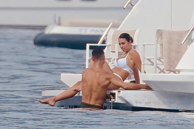 Tình yêu cổ tích của Ronaldo và Georgina: Tình yêu cổ tích của Ronaldo và Georgina: