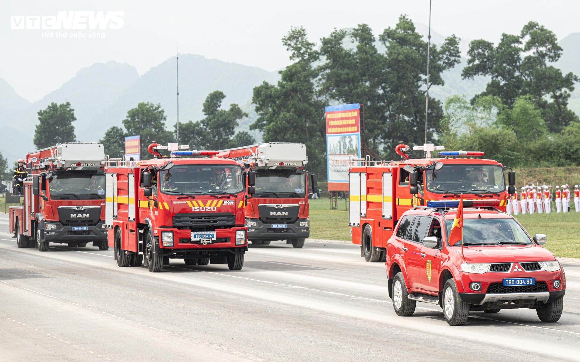 Khối phương tiện chống khủng bố lần đầu diễu binh mừng Quốc khánh 2 / 9 - Ảnh 9.