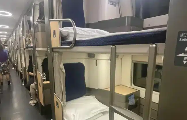 Chuyến tàu 2 tầng đi đêm, chạy 250km/giờ, du khách nhận xét: Như khách sạn di động - Ảnh 3.