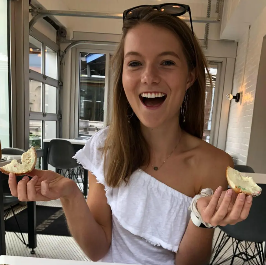 Con trai tỷ phú Mỹ ly hôn, ngọai tình với bảo mẫu, thăng chức cho bạn gái 9x - Ảnh 2.