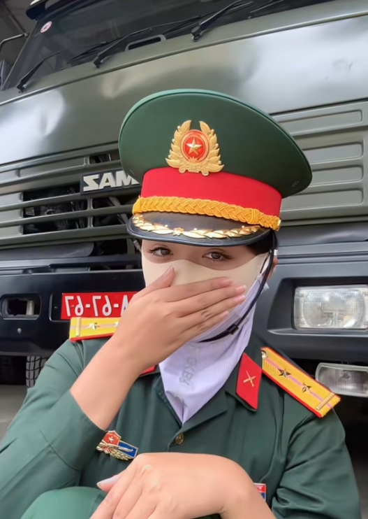 4 triệu lượt xem 2 bức ảnh của "cô bộ đội chân dài" nổi tiếng MXH quốc tế: Nhan sắc ngày càng thăng hạng - Ảnh 4.