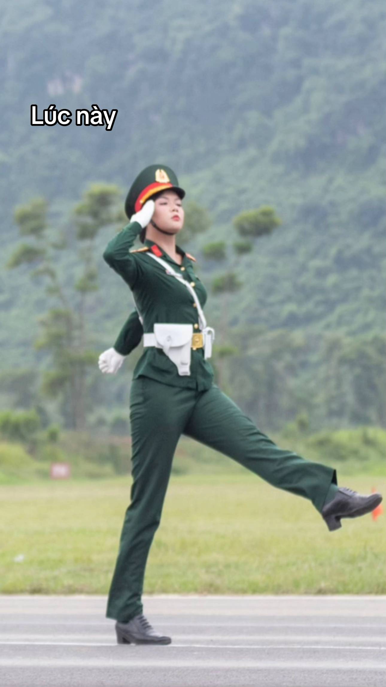 4 triệu lượt xem 2 bức ảnh của "cô bộ đội chân dài" nổi tiếng MXH quốc tế: Nhan sắc ngày càng thăng hạng - Ảnh 2.