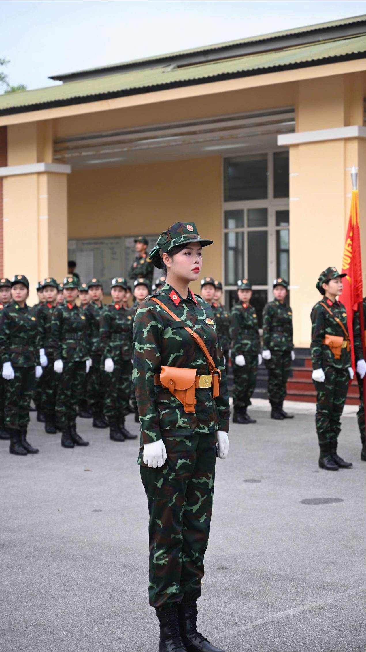 4 triệu lượt xem 2 bức ảnh của "cô bộ đội chân dài" nổi tiếng MXH quốc tế: Nhan sắc ngày càng thăng hạng - Ảnh 5.