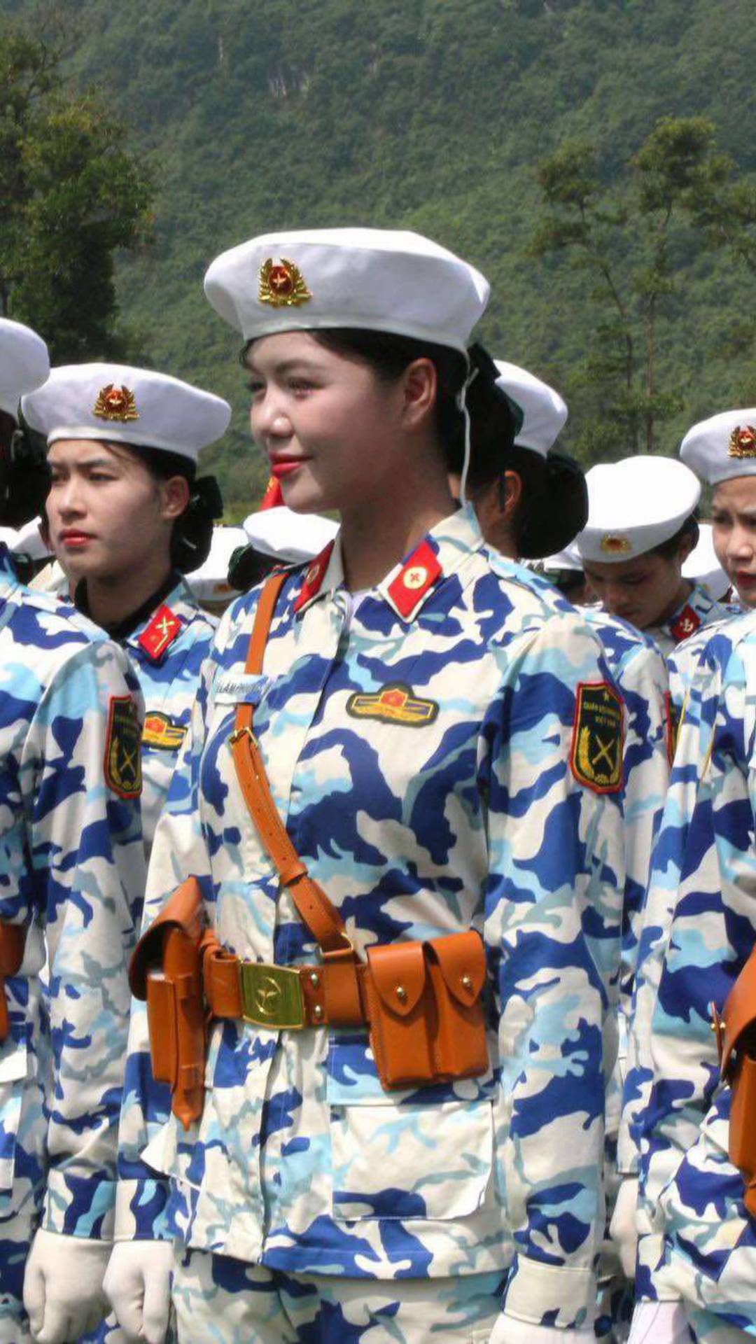 4 triệu lượt xem 2 bức ảnh của "cô bộ đội chân dài" nổi tiếng MXH quốc tế: Nhan sắc ngày càng thăng hạng - Ảnh 6.