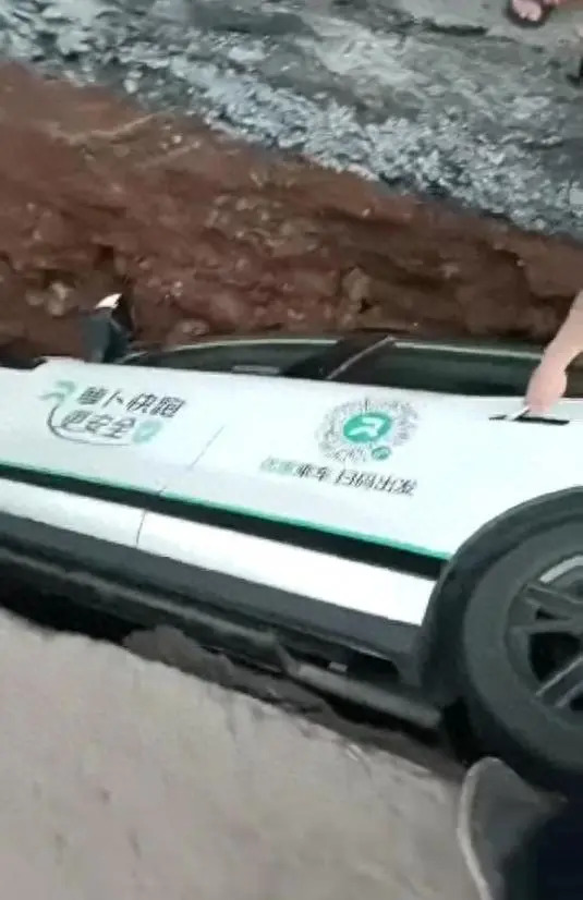 Taxi tự lái rơi xuống hố sâu 3m khi đang chở khách, cô gái hoảng loạn cầu cứu người dân - Ảnh 3.