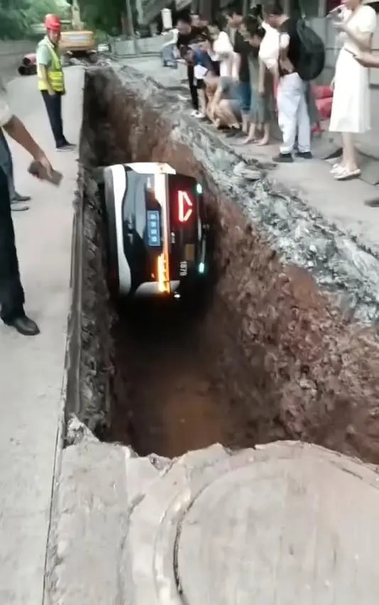 Taxi tự lái rơi xuống hố sâu 3m khi đang chở khách, cô gái hoảng loạn cầu cứu người dân - Ảnh 1.