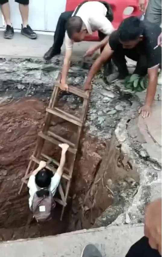 Taxi tự lái rơi xuống hố sâu 3m khi đang chở khách, cô gái hoảng loạn cầu cứu người dân - Ảnh 2.